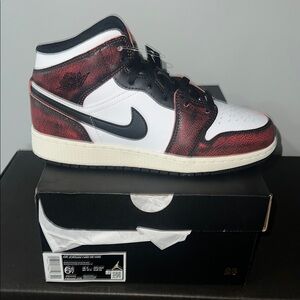 Nike Air Jordan 1 Mid SE (GS) size 6.5Y in Black/Infrared/White